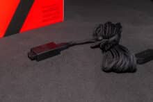 Der zusammengesteckte USB-Dongle mit Ladekabel