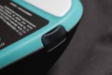 Die Blende des USB-C-Anschlusses auf der rechten Gehäuse-Seite