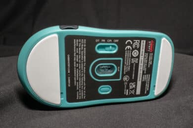 Die Unterseite der M68 Wireless mit 2 Schaltern