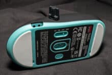 Der USB-Anschluss mit entferntem Verschluss