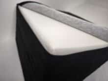 Das Kissen ist mit Memory-Schaumstoff gefüllt.