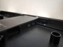 Dicke Kabel können durch einen Kabelkanal auf die andere Seite geführt werden.