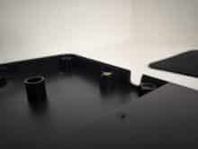 Ein Kabelauslass ist rechts und links vorhanden.