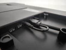 Das kurze USB-Kabel ist intern anzuschließen.