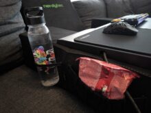 Auf beiden Seiten ist Platz für Snacks und Getränke.