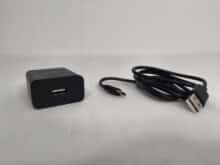 Netzteil samt USB-C-Kabel