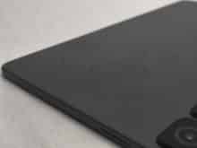 Auf der Rückseite hinterlassen Fingerabdrücke Spuren...