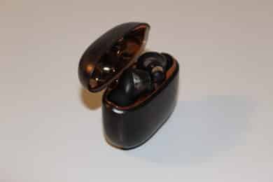 Aurvana Ace 2 im Ladecase