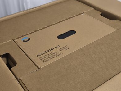 Beim Öffnen des Kartons erwartet uns das Zubehör.