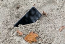 Smartphone steckt im Sand