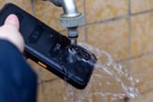 Smartphone wird mit Wasser gewaschen