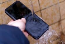 Smartphone wird mit Wasser gewaschen
