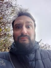 Mann mit einem seltsamen Blick