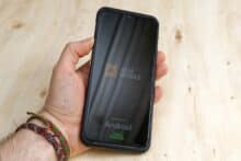 AGM H Max in einer Hand