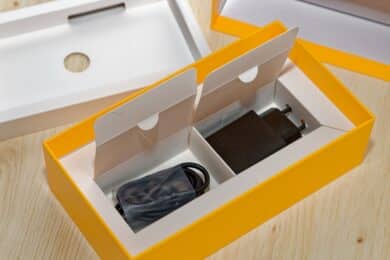 Ladekabel und Netzteil in der Schachtel