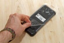 Schutzfolie um Smartphone wird entfernt