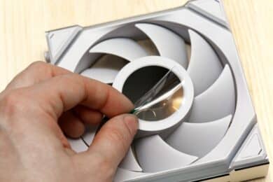 Schutzfolie wird von Lian Li Uni Fan SL Wireless LCD Lüfter entfernt