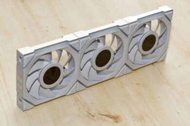 Drei verbundene Lian Li Uni Fan SL Wireless LCD