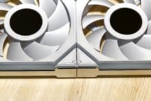 Zwei verbundene Lian Li Uni Fan SL Wireless LCD