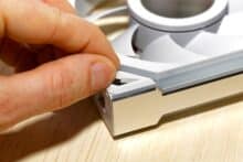 Schraubenloch Abdeckung der Lian Li Uni Fan SL Wireless LCD wird abgenommen