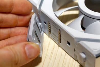 Kabel wird an Lian Li Uni Fan SL Wireless LCD angebracht