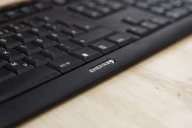 Cherry Stream Desktop Comfort Logo auf der Tastatur