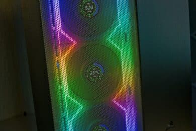 Lian Li Uni Fan SL Wireless LCD hinter einem Mesh Panel