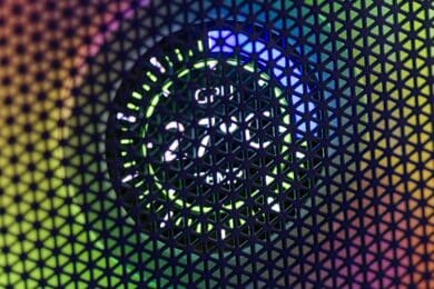 Lian Li Uni Fan SL Wireless LCD hinter einem Gitter