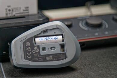 Unterseite der Cherry Stream Desktop Comfort Maus mit eingelegtem Akku.