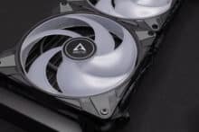 Am Radiator vorinstallierte 140mm A-RGB Lüfter