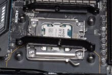 AM5 Sockel mit montierten Abstandshaltern und daneben liegenden Montage-Klammern