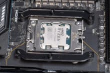 Verschraubte Montage-Klammern am AM5 Sockel