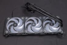 Der 420er Radiator mit drei fertig montierten 140mm A-RGB Lüftern von ARCTIC