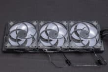 Die fertig verschraubten Radiator-Lüfter in Pull-Konfiguration