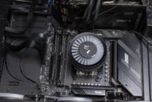 Das All-in-One PWM-Kabel und das A-RGB-Kabel wurden ans Mainboard angeschlossen