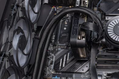 Kühlwasser-Schläuche mit sich wellender Mesh-Ummantelung