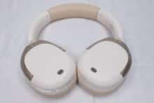 Edifier W830NB in Draufsicht mit Ohrmuscheln von oben betrachtet