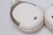 Eine Ohrmuschel der Edifier W830NB von außen im Detail