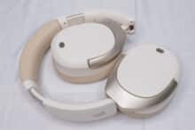 Die W830NB im zusammengefalteten Zustand flach liegend