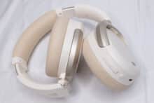 Die W830NB im zusammengeklappten Zustand liegend