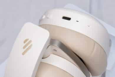 Die Unterseite der rechten Ohrmuschel der Edifier W830NB mit USB-Anschluss