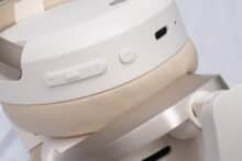 Bedienelemente und USB-Anschluss der W830NB unter der rechten Ohrmuschel