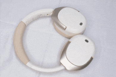 Flach hingelegte Kopfhörer dank schwenkbarer Ohrmuscheln