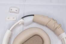 Der teils entfernte Bezug der Kopfbügelpolsterung