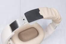 Die Oberseite der Kopfbügelpolsterung nach teilweise entferntem Bezug