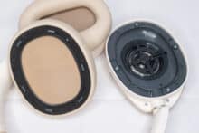 Die offene linke Ohrmuschel mit entferntem Ohrpolster