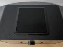 Marjority Bard Radio Detailansicht von oben die obere Box mit Klavierlackrahmen