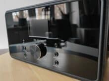 Marjority Bard Radio Detailansicht Front mit Drehregler sowie Tasten