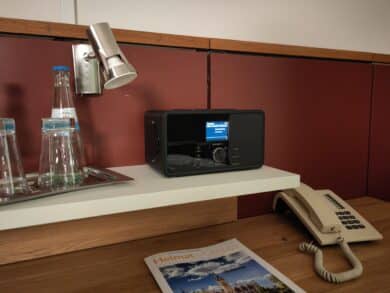 Majority Bard Radio auf Regal im Hotelzimmer