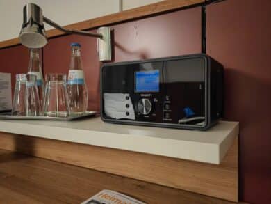 Majority Bard Radio auf Regal